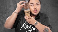 Kedjora Coffee adalah merek dari gerai es kopi susu miliknya. Tak hanya menu es kopi susu, tapi ada juga menu cokelat dan non-coffee lain. Foto: Instagram @ivan_gunawan