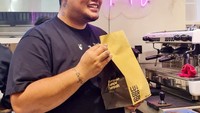 Tak hanya memiliki bisnis butik, Ivan Gunawan juga merambah ke bisnis kuliner. Mulai dari gerai es kopi susu hingga rempeyek. Foto: Instagram @ivan_gunawan