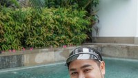 Setelah berenang, Ivan tampak segar sambil menikmati minuman penyegar kalengan. Foto: Instagram @ivan_gunawan