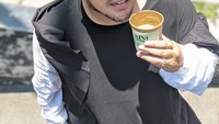Belum lama ini, Ivan Gunawan juga menyita perhatian karena berhasil menurunkan berat badan dengan program dietnya. Salah satunya pola dietnya adalah mengonsumsi smoothies. Foto: Instagram @ivan_gunawan