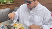 Ivan Gunawan tampak keren dengan kemeja putihnya sambil menikmati menu sarapan lezat. Foto: Instagram @ivan_gunawan