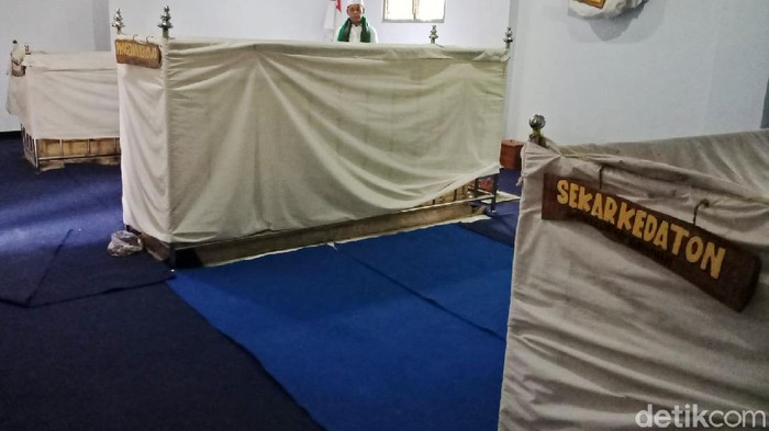 Jejak Pangeran Benowo di Jombang Selain keindahan alam dan durian, Kecamatan Wonosalan, Jombang juga mempunyai destinasi wisata religi. Yaitu Makam Pangeran Benowo, pewaris tahta kesultanan Pajang, Jateng.