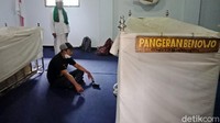 Makam Pangeran Benowo diselimuti kain putih. Aroma dupa dan kembang yang ditabur para peziarah menyeruak dari makam sang pangeran. Semasa hidupnya, Pangeran Benowo menyebarkan ajaran Islam di Desa Wonomerto yang pada masa lalu masih menganut Hindu. Ia rela meninggalkan tahta Sultan Pajang, Jawa Tengah demi berdakwah.