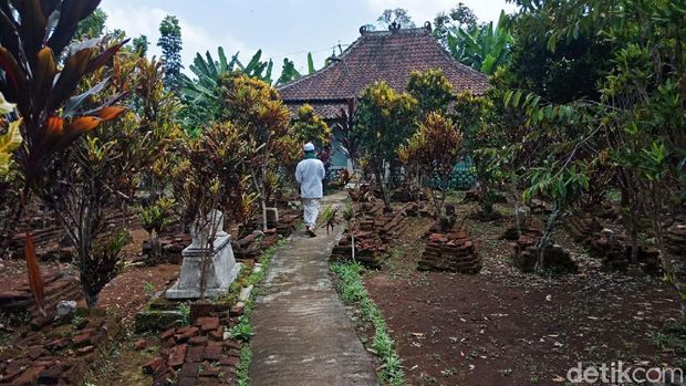 Selain keindahan alam dan durian, Kecamatan Wonosalan, Jombang juga mempunyai destinasi wisata religi. Yaitu Makam Pangeran Benowo, pewaris tahta kesultanan Pajang, Jateng.