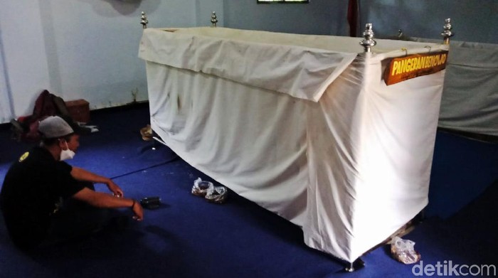 Jejak Pangeran Benowo di Jombang Selain keindahan alam dan durian, Kecamatan Wonosalan, Jombang juga mempunyai destinasi wisata religi. Yaitu Makam Pangeran Benowo, pewaris tahta kesultanan Pajang, Jateng.