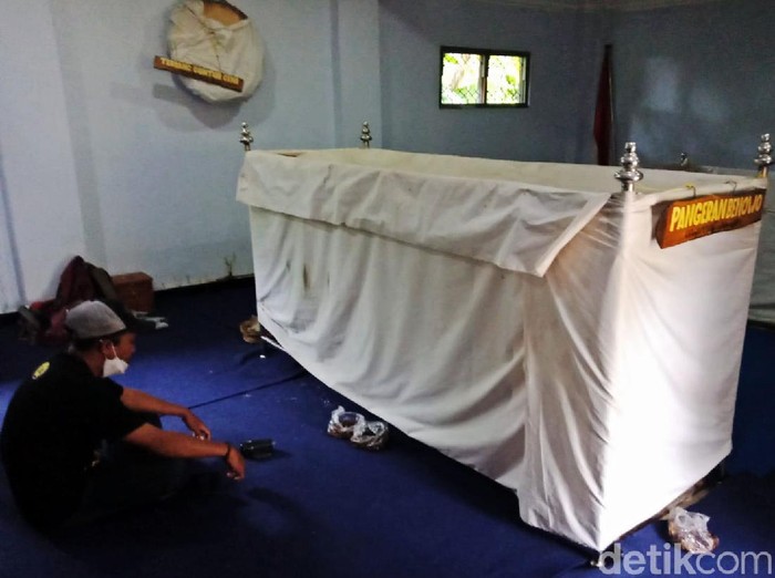 Selain keindahan alam dan durian, Kecamatan Wonosalan, Jombang juga mempunyai destinasi wisata religi. Yaitu Makam Pangeran Benowo, pewaris tahta kesultanan Pajang, Jateng.