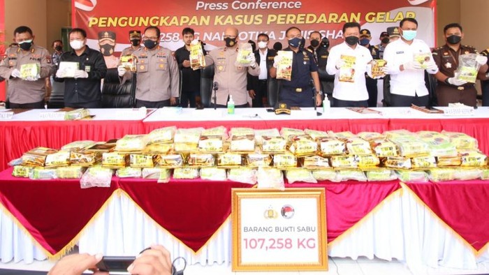 Jumpa pers penangkapan pengedar narkoba di Kepri