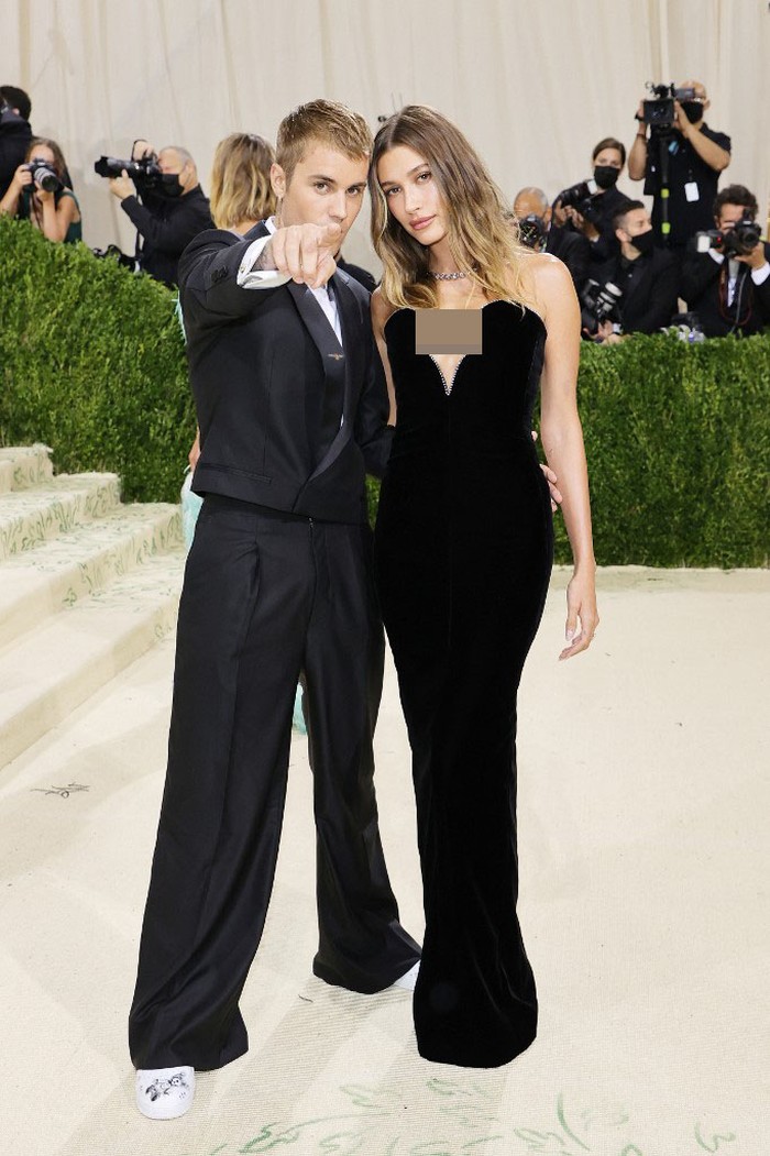 Justin Bieber dan Hailey Bieber US model Hailey Rhode Baldwin Bieber arrives for the 2021 Met Gala at the Metropolitan Museum of Art on September 13, 2021 in New York. - This year's Met Gala has a distinctively youthful imprint, hosted by singer Billie Eilish, actor Timothee Chalamet, poet Amanda Gorman and tennis star Naomi Osaka, none of them older than 25. The 2021 theme is