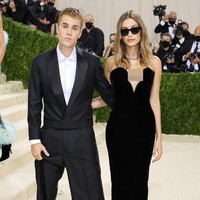 Hailey Baldwin kemudian meminta kacamata hitam dari asistennya. Ia melanjutkan sesi pemotretan di red carpet Met Gala 2021 dengan kacamata dan merangkul suaminya. Foto: Dimitrios Kambouris / GETTY IMAGES NORTH AMERICA / Getty Images via AFP