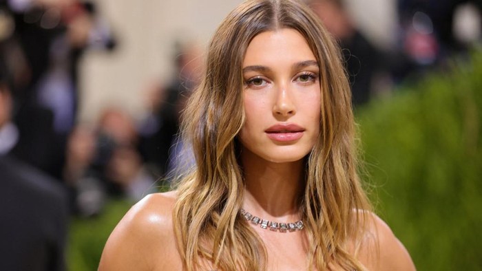 US model Hailey Rhode Baldwin Bieber arrives for the 2021 Met Gala at the Metropolitan Museum of Art on September 13, 2021 in New York. - This years Met Gala has a distinctively youthful imprint, hosted by singer Billie Eilish, actor Timothee Chalamet, poet Amanda Gorman and tennis star Naomi Osaka, none of them older than 25. The 2021 theme is In America: A Lexicon of Fashion. (Photo by Angela WEISS / AFP)