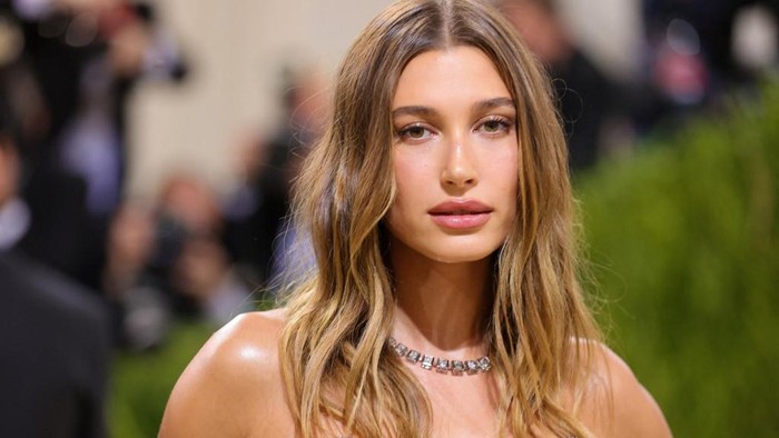 Justin Bieber dan Hailey Bieber US model Hailey Rhode Baldwin Bieber arrives for the 2021 Met Gala at the Metropolitan Museum of Art on September 13, 2021 in New York. - This years Met Gala has a distinctively youthful imprint, hosted by singer Billie Eilish, actor Timothee Chalamet, poet Amanda Gorman and tennis star Naomi Osaka, none of them older than 25. The 2021 theme is In America: A Lexicon of Fashion. (Photo by Angela WEISS / AFP)