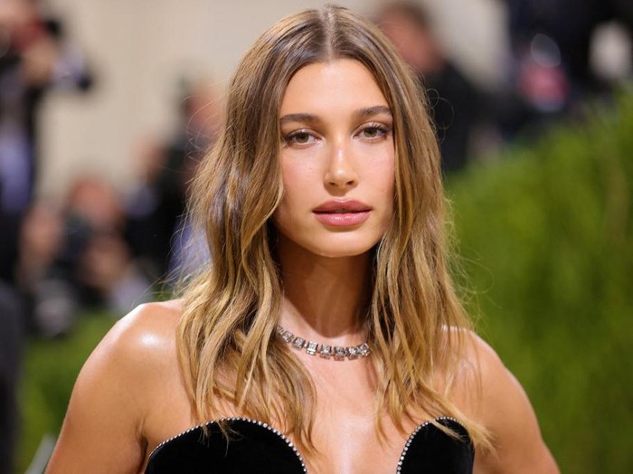 US model Hailey Rhode Baldwin Bieber arrives for the 2021 Met Gala at the Metropolitan Museum of Art on September 13, 2021 in New York. - This years Met Gala has a distinctively youthful imprint, hosted by singer Billie Eilish, actor Timothee Chalamet, poet Amanda Gorman and tennis star Naomi Osaka, none of them older than 25. The 2021 theme is In America: A Lexicon of Fashion. (Photo by Angela WEISS / AFP)
