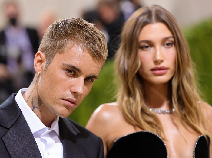 US model Hailey Rhode Baldwin Bieber arrives for the 2021 Met Gala at the Metropolitan Museum of Art on September 13, 2021 in New York. - This years Met Gala has a distinctively youthful imprint, hosted by singer Billie Eilish, actor Timothee Chalamet, poet Amanda Gorman and tennis star Naomi Osaka, none of them older than 25. The 2021 theme is In America: A Lexicon of Fashion. (Photo by Angela WEISS / AFP)