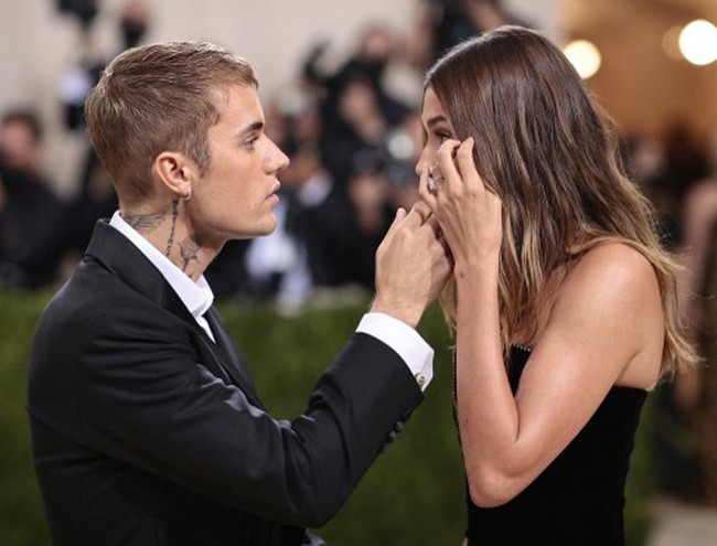 Saat mendengar teriakan nama mantan pacarnya, Justin Bieber juga disebut langsung melihat ke arah istrinya sambil mengatakan, “I love you.” Hailey Baldwin atau Hailey Bieber terlihat seperti sedang menyeka air matanya.  Foto: Dimitrios Kambouris / GETTY IMAGES NORTH AMERICA / Getty Images via AFP