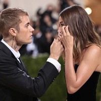 Saat mendengar teriakan nama mantan pacarnya, Justin Bieber juga disebut langsung melihat ke arah istrinya sambil mengatakan, “I love you.” Hailey Baldwin atau Hailey Bieber terlihat seperti sedang menyeka air matanya.  Foto: Dimitrios Kambouris / GETTY IMAGES NORTH AMERICA / Getty Images via AFP
