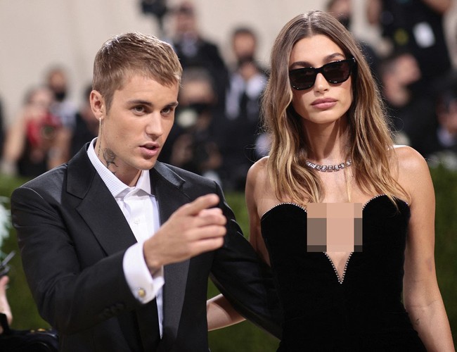 Hailey Bieber hadir di Met Gala 2021 bersama suaminya Justin Bieber. Seperti diketahui Justin merupakan mantan kekasih Selena Gomez. Menjalin asmara selama sembilan tahun, Justin dan Selena mendapat julukan Jelena dari fans dan diharapkan sampai ke pelaminan. Foto: Dimitrios Kambouris / GETTY IMAGES NORTH AMERICA / Getty Images via AFP
