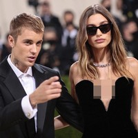Hailey Bieber hadir di Met Gala 2021 bersama suaminya Justin Bieber. Seperti diketahui Justin merupakan mantan kekasih Selena Gomez. Menjalin asmara selama sembilan tahun, Justin dan Selena mendapat julukan Jelena dari fans dan diharapkan sampai ke pelaminan. Foto: Dimitrios Kambouris / GETTY IMAGES NORTH AMERICA / Getty Images via AFP
