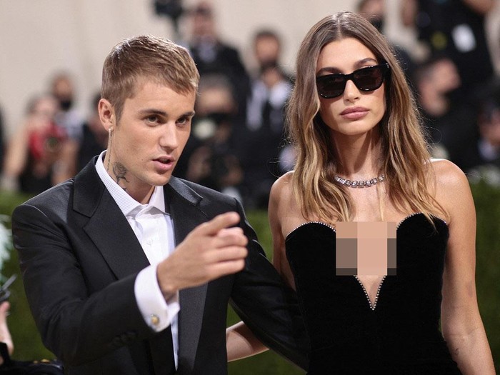 Justin Bieber dan Hailey Bieber US model Hailey Rhode Baldwin Bieber arrives for the 2021 Met Gala at the Metropolitan Museum of Art on September 13, 2021 in New York. - This years Met Gala has a distinctively youthful imprint, hosted by singer Billie Eilish, actor Timothee Chalamet, poet Amanda Gorman and tennis star Naomi Osaka, none of them older than 25. The 2021 theme is In America: A Lexicon of Fashion. (Photo by Angela WEISS / AFP)