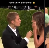 Pelantun lagu ‘Love Yourself’ itu mencoba membendung tangisan Hailey Baldwin dan mengatakan, “Don’t cry, don’t cry.”  Foto: Youube