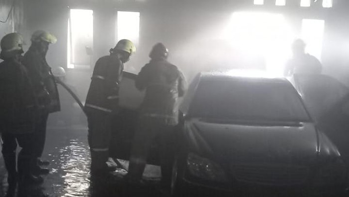 Kebakaran bengkel hanguskan mobil di Jaktim