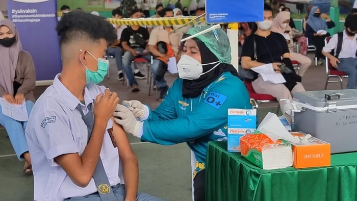 Kemendikbudristek Dukung Percepatan Vaksinasi PTK dan Peserta Didik Danone Indonesia bersama Kementerian Pendidikan, Kebudayaan, Riset, dan Teknologi menggelar Sentra Vaksinasi Generasi Maju di Jambi.