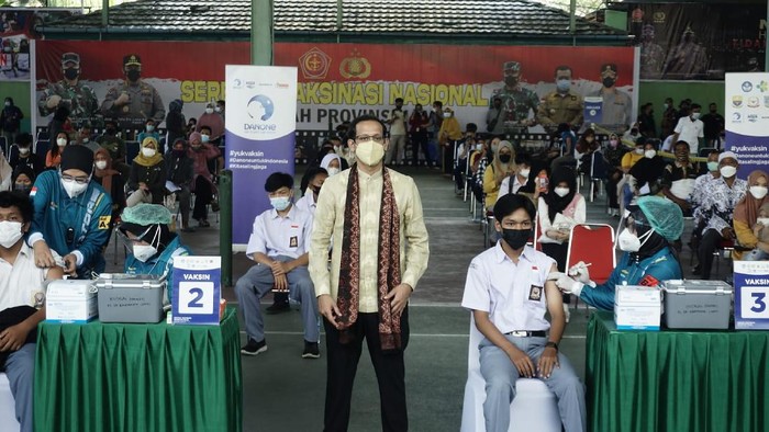 Kemendikbudristek Dukung Percepatan Vaksinasi PTK dan Peserta Didik Danone Indonesia bersama Kementerian Pendidikan, Kebudayaan, Riset, dan Teknologi menggelar Sentra Vaksinasi Generasi Maju di Jambi.