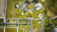 Mural raksasa ini memperlihatkan dua anak menggambar dan membangun dengan origami yang menunjukkan dunia ideal menurut mereka.  