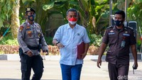 Tak ada keterangan apa pun yang disampaikan Prasetio saat tiba di gedung KPK.