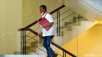Selain Prasetio, sebenarnya KPK memanggil Gubernur DKI Jakarta Anies Baswedan, tetapi keberadaannya saat ini belum diketahui.