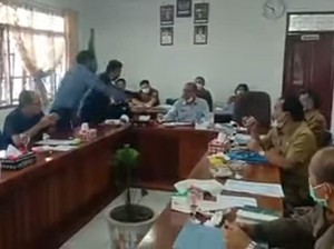 Tak Terima Disiram Air, Ketua DPRD Humbahas Laporkan Anggota Dewan ke Polisi