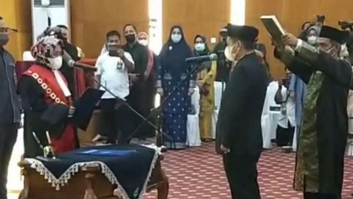 Ketua PN Siak mengambil sumpah Indra Gunawan sebagai Ketua DPRD Siak (ANTARA/Bayu Agustari Adha)