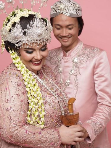 Kisah viral pasangan Tri Nugroho dan Manal Assebbane.