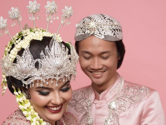 Kisah viral pasangan Tri Nugroho dan Manal Assebbane. Kisah viral pasangan Tri Nugroho dan Manal Assebbane.