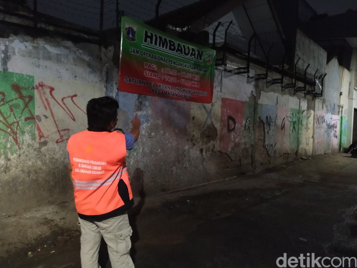 Kondisi Jl Kenanga, Kelurahan Kramat, sudah bebas dari sampah di malam ini, 21 September 2021. (Athika Rahma/detikcom)