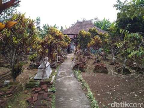 Selain keindahan alam dan durian, Kecamatan Wonosalan, Jombang juga mempunyai destinasi wisata religi. Yaitu Makam Pangeran Benowo, pewaris tahta kesultanan Pajang, Jateng.