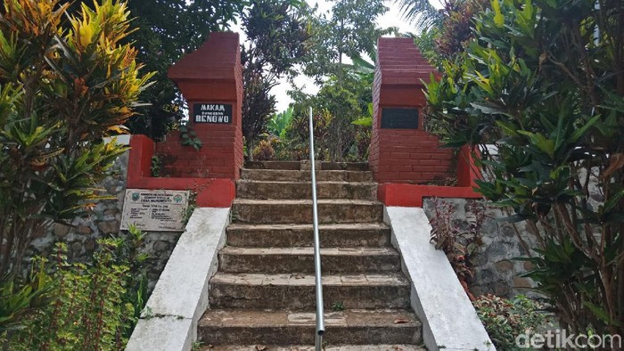 Selain keindahan alam dan durian, Kecamatan Wonosalan, Jombang juga mempunyai destinasi wisata religi. Yaitu Makam Pangeran Benowo, pewaris tahta kesultanan Pajang, Jateng.