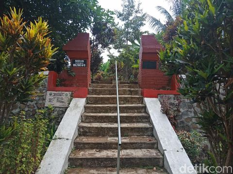Selain keindahan alam dan durian, Kecamatan Wonosalan, Jombang juga mempunyai destinasi wisata religi. Yaitu Makam Pangeran Benowo, pewaris tahta kesultanan Pajang, Jateng.
