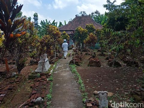 Selain keindahan alam dan durian, Kecamatan Wonosalan, Jombang juga mempunyai destinasi wisata religi. Yaitu Makam Pangeran Benowo, pewaris tahta kesultanan Pajang, Jateng.