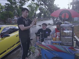 Mantap! Crazy Rich Surabaya Borong Pentol Se-gerobak
