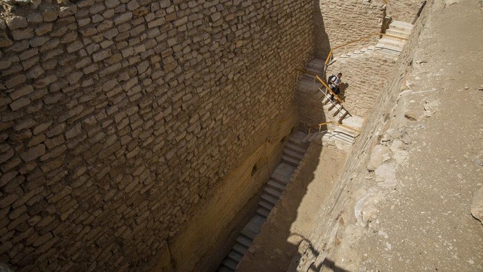 Menengok Lebih Dalam Komplek Pemakaman Firaun Journalists film the southern cemetery of King Djoser, after its restoration, near the famed Step Pyramid, in Saqqara, south of Cairo, Egypt, Tuesday, Sept. 14, 2021. (AP Photo/Nariman El-Mofty)