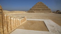 Namun, firaun sebenarnya tidak dimakamkan di sana tetapi di Piramida Langkah yang terkenal di dekatnya. Kedua struktur tersebut merupakan bagian dari kompleks Saqqara dekat Kairo, salah satu situs arkeologi terkaya di Mesir.  