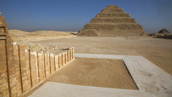 Namun, firaun sebenarnya tidak dimakamkan di sana tetapi di Piramida Langkah yang terkenal di dekatnya. Kedua struktur tersebut merupakan bagian dari kompleks Saqqara dekat Kairo, salah satu situs arkeologi terkaya di Mesir. Â Namun, firaun sebenarnya tidak dimakamkan di sana tetapi di Piramida Langkah yang terkenal di dekatnya. Kedua struktur tersebut merupakan bagian dari kompleks Saqqara dekat Kairo, salah satu situs arkeologi terkaya di Mesir. Â