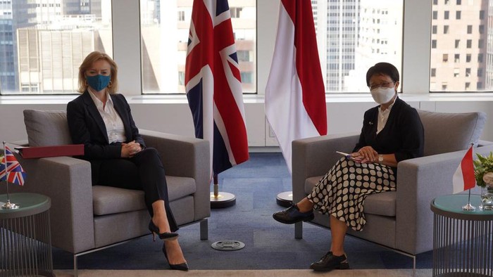 Menteri Luar Negeri RI Retno Marsudi melakukan pertemuan bilateral dengan Menteri Luar Negeri Inggris Elizabeth Truss