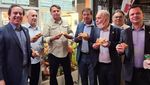 Ditolak Restoran, Presiden Brasil Makan di Trotoar Gegara Tak Vaksin