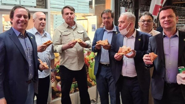 Ditolak Restoran, Presiden Brasil Makan di Trotoar Gegara Tak Vaksin