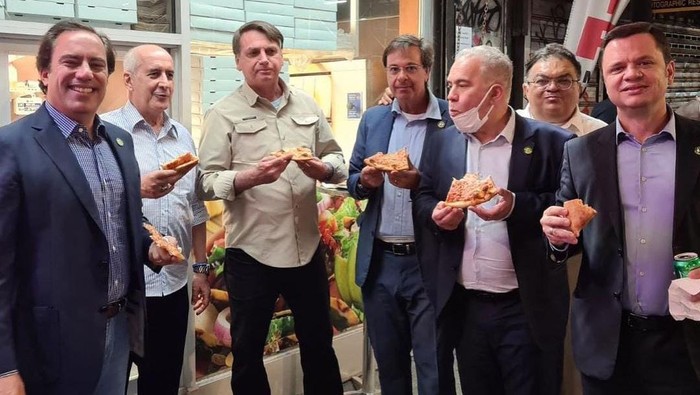 Momen Bolsonaro makan pizza di trotoar New York Momen Bolsonaro makan pizza di trotoar New York (Instagram/@gilsonmachadoneto)
