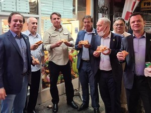 Presiden Brasil Makan di Trotoar, Filipina Dukung Kapal Selam Nuklir Australia