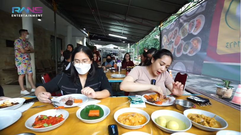 Nagita Slavina Boyong Restoran Padang ke Rumah