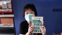 Novel terbaru Triskaidekaman yang diterbitkan oleh Gramedia Pustaka Utama (GPU) berjudul Dua Muka Daun Pintu. Foto: Triskaidekaman/ Penerbit GPU