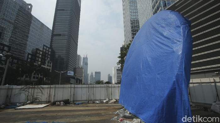 Sempat ramai pada April 2021 lalu, pembangunan tugu sepeda di kawasan Sudirman yang kini mangkrak. Tak ada satupun pekerja yang menyelesaikan tugu sepeda tersebut.